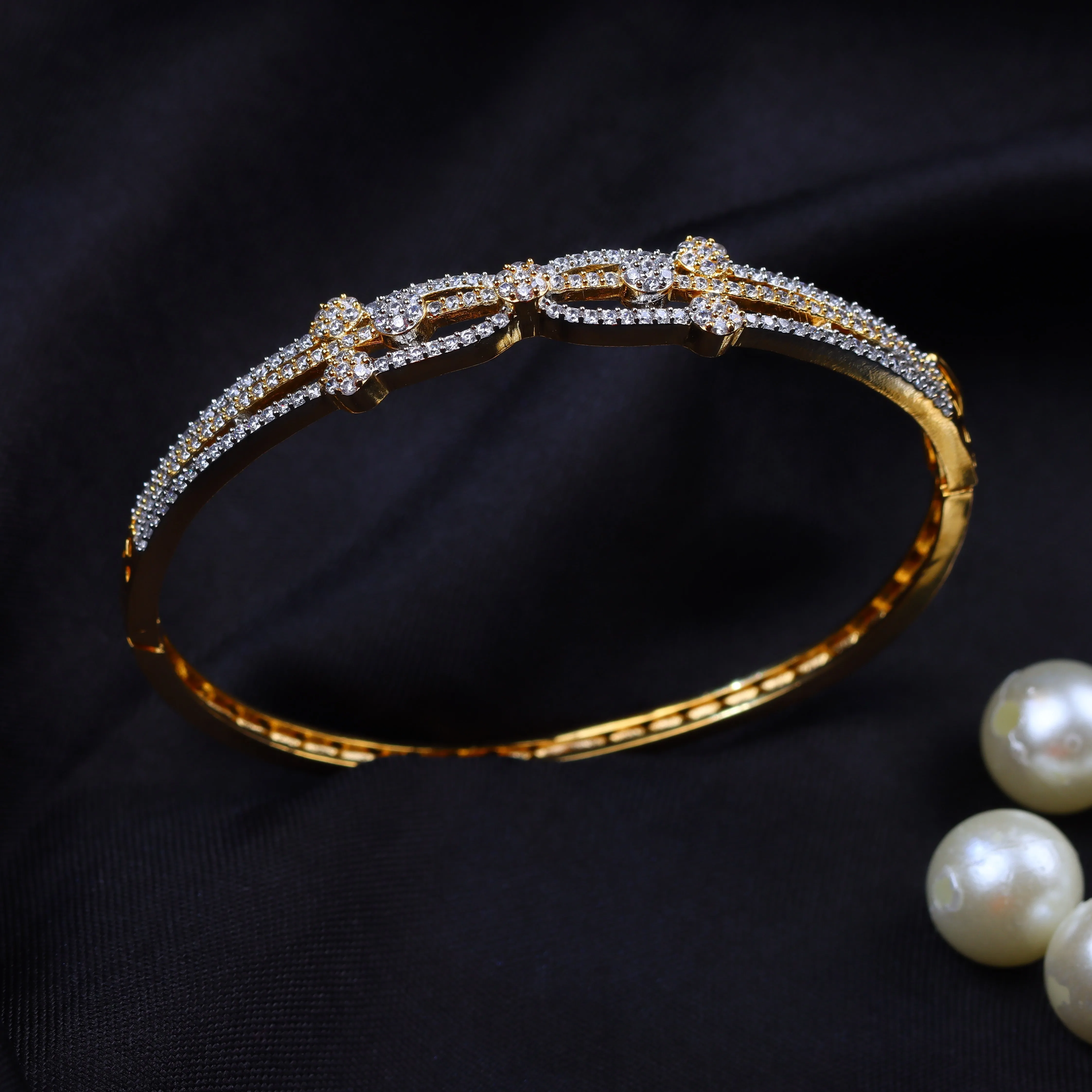 Fine Golden Bracelet with Zircon.