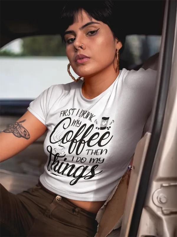 Ladies Cropped Tee Frontdruck / First i Drink my Coffee